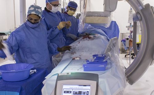 L’Angiodroid est au pied de la table d’opération pendant la chirurgie vasculaire. 