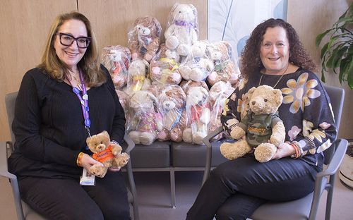 Elayne Kazenel Weigensberg (right), whose family has donated numerous teddy bears to the Division of Palliative Care, meets at the JGH with hospital Social Worker Vivian Myron.