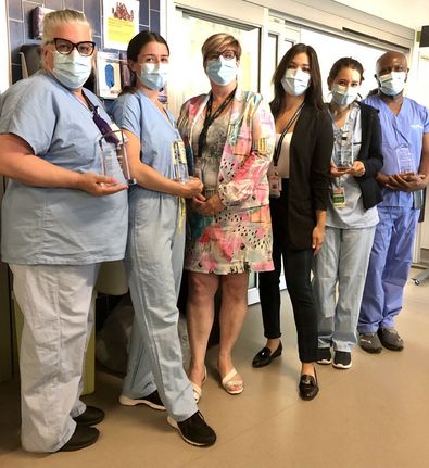 Elisabeth Laughrea (présidente du CECII), Lucie Tremblay (Directrice des soins infirmiers) et l'équipe des soins intensifs : Daniela Meluci, Victoria Bain, Sandrine Chauveau-Sauvé et Jean Duliepre Elisabeth Laughrea (présidente du CECII), Lucie Tremblay (Directrice des soins infirmiers) et l'équipe des soins intensifs : Daniela Meluci, Victoria Bain, Sandrine Chauveau-Sauvé et Jean Duliepre