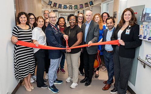 La nouvelle Unité de soins palliatifs est inaugurée par  plusieurs dirigeants du CIUSSS et de membres du personnel de la Division.