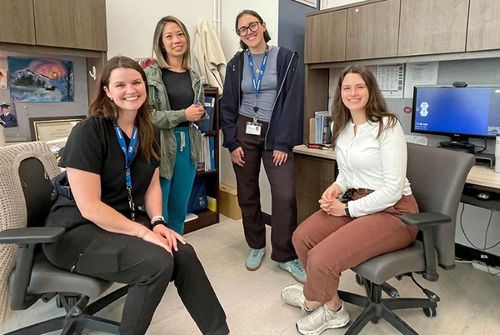 Des membres de l’Équipe mobile AVC lors de leur visite au Centre gériatrique Maimonides Donald Berman. De gauche à droite : Aurélie Hawes, ergothérapeute et agente de liaison de l’Équipe, Sharon Ho, physiothérapeute, Nicole Amir, orthophoniste, et Alexie Marleau, ergothérapeute