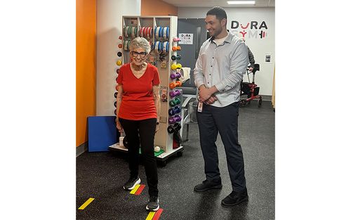 Une patiente participe au programme de la clinique DURAgym à l’HGJ; elle marche sur une série de repères au sol.