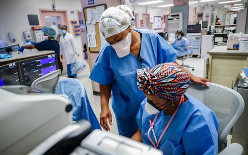 [Translate to EN:] Medical personnel work in the emergency department at NYC Health + Hospitals Metropolitan, Wednesday, May 27, 2020, in New York