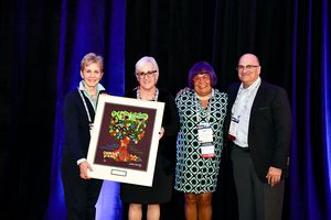 De gauche à droite, Molly Forrest, PDG de LA Jewish Home, Barbra Gold, Directrice de SAPA au CIUSSS du CEntre-Ouest-de-l'Île-de-Montréal, Karen Flam, Présidente du comités des prix de l'AJAS, Don Shulman, Président de l'AJAS