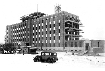 À la fin de 1931, la construction de l’HGJ allait bon train. À son ouverture en 1934, la structure montrée ici représentait l’entièreté de l’hôpital. De nos jours, il s’agit seulement du pavillon B, l’un des nombreux pavillons de l’HGJ.