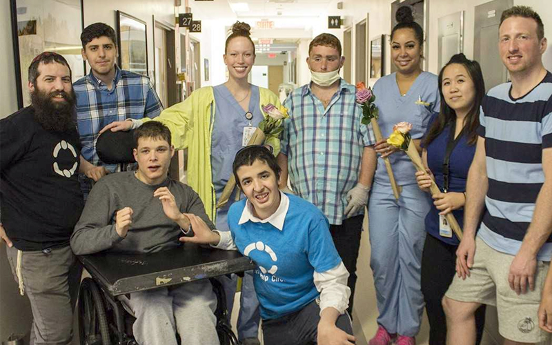 Les visiteurs du Cercle de l’amitié font naître des sourires sur les visages des patients du pavillon K et leur apportent des fleurs