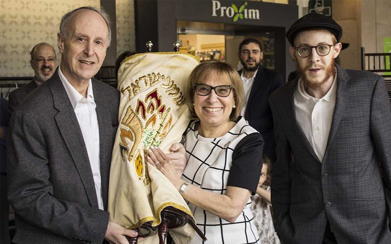 Don d’un Sefer Torah à la chapelle de l’HGJ par le Dr Rosenberg, sa femme Donna et leur fils Moshe.